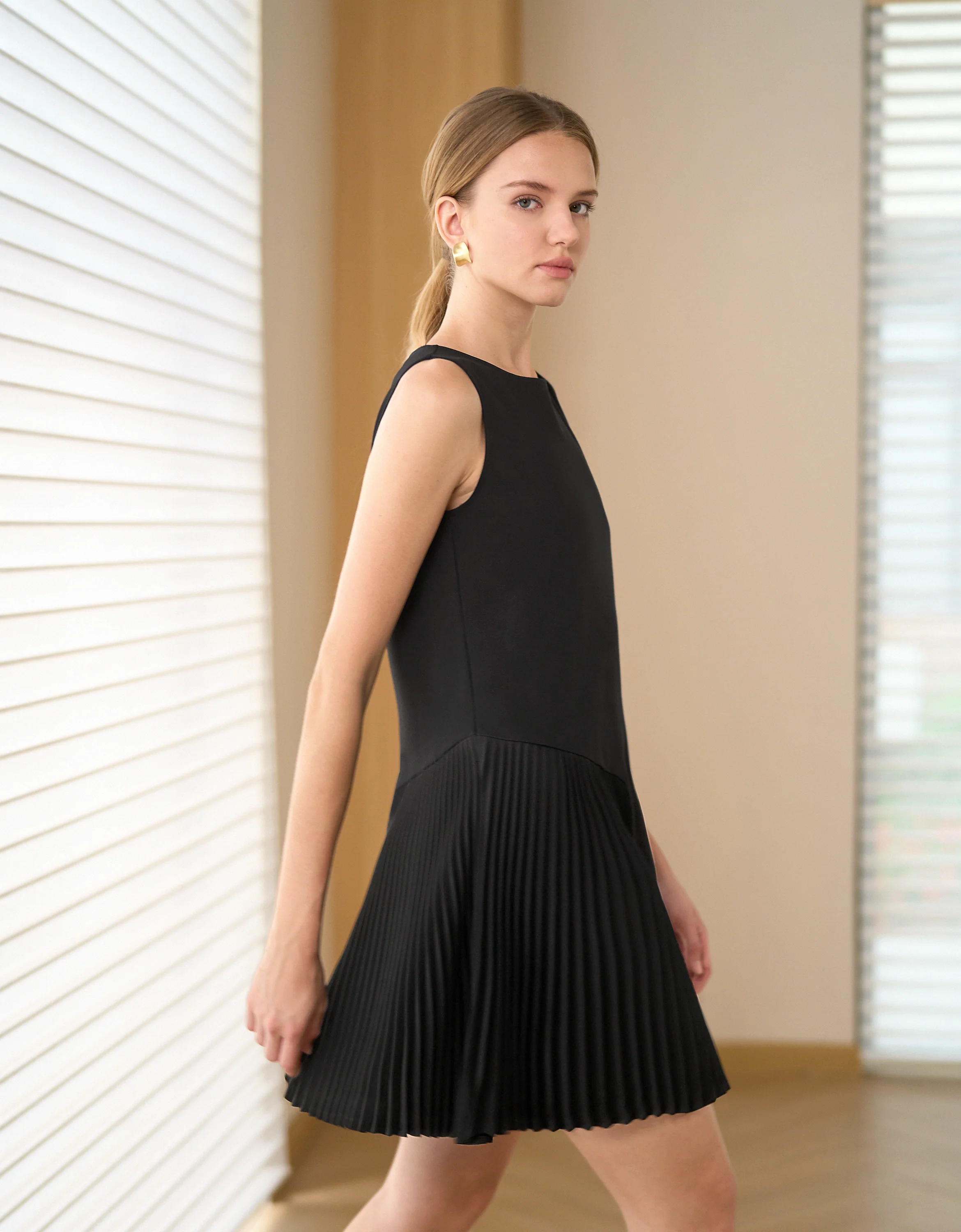 Asymmetric Pleated Panel Round Neck Sleeveless Dress - Image 3