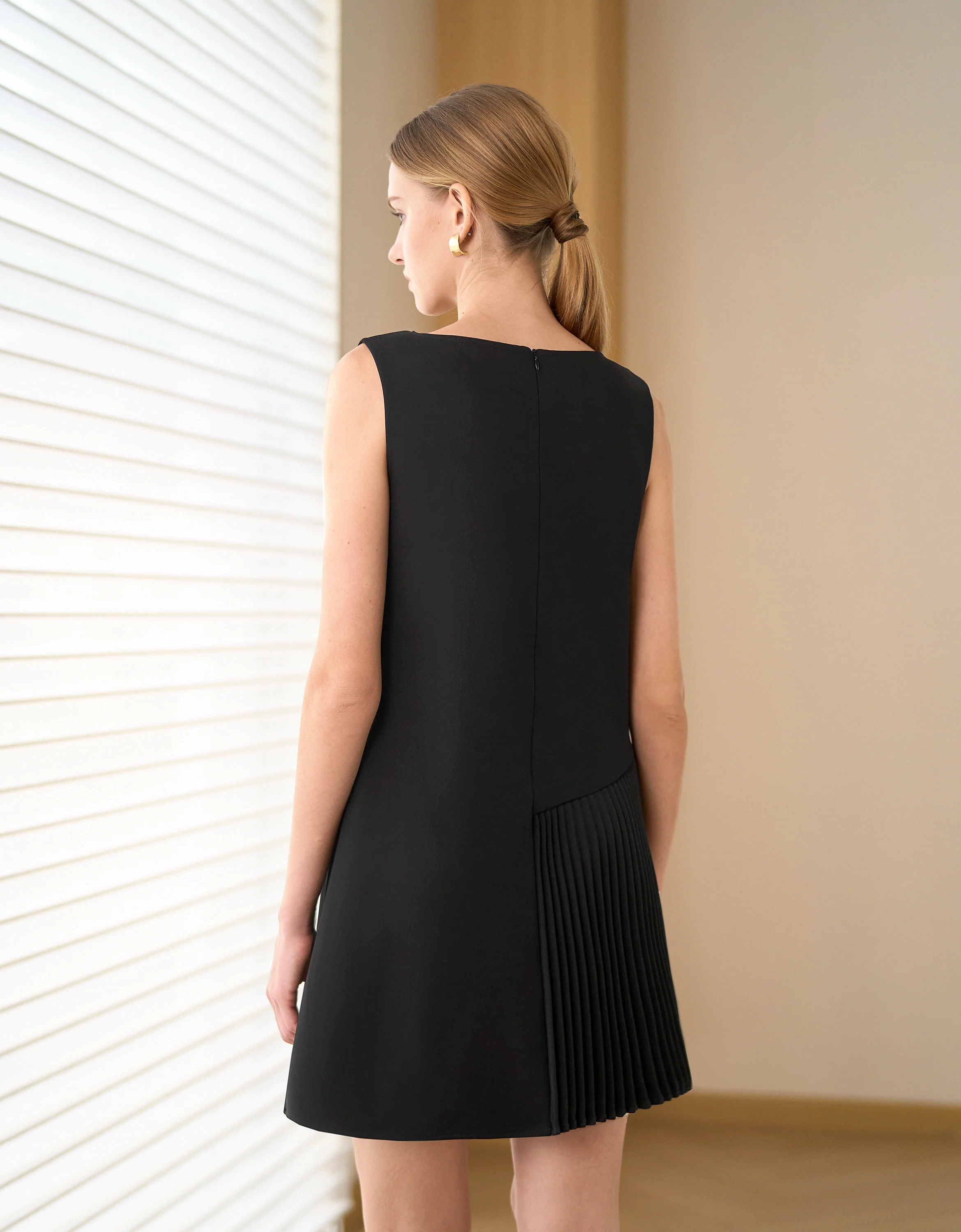 Asymmetric Pleated Panel Round Neck Sleeveless Dress - Image 4