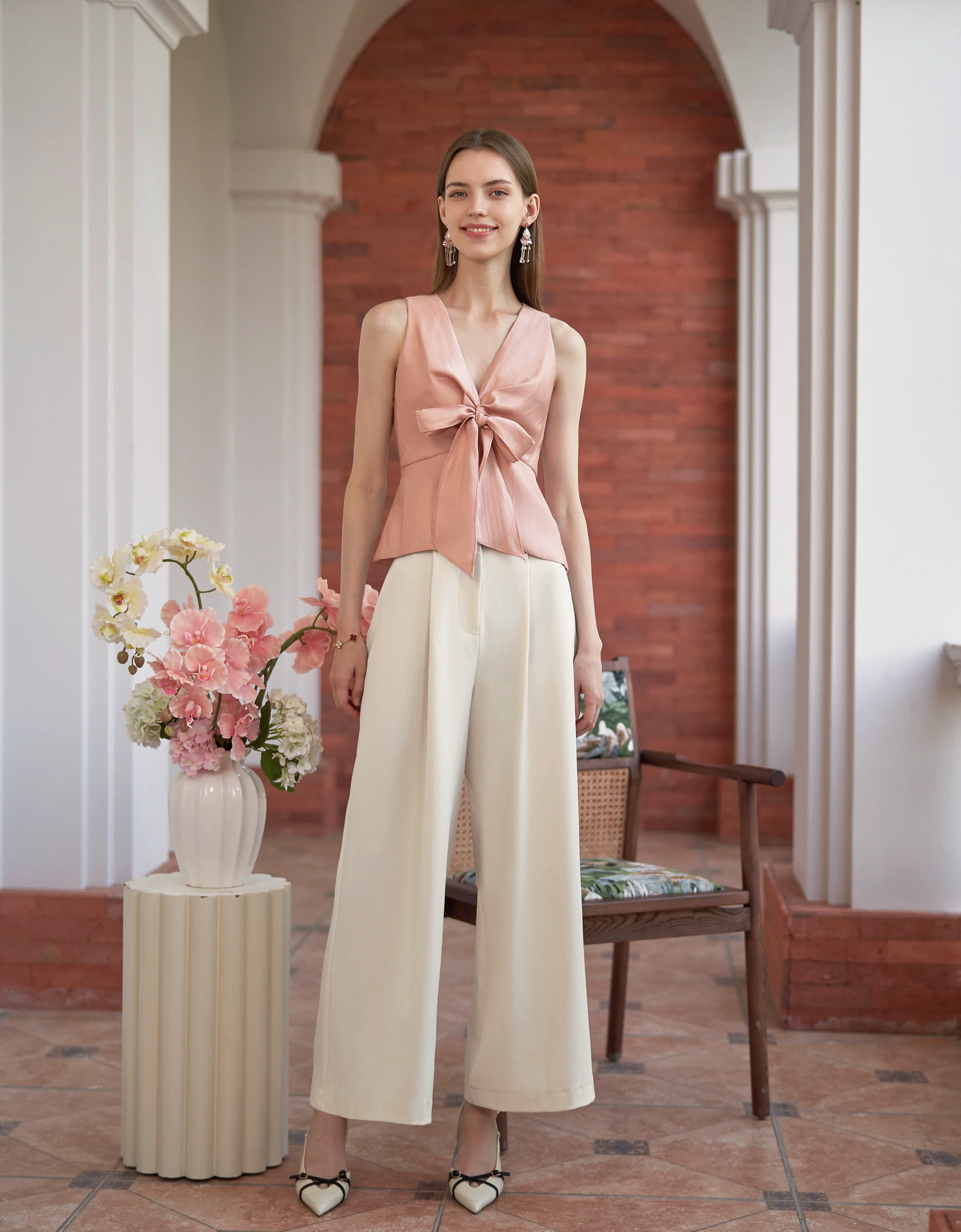 Bow Front V-neck Sleeveless Top - Image 3