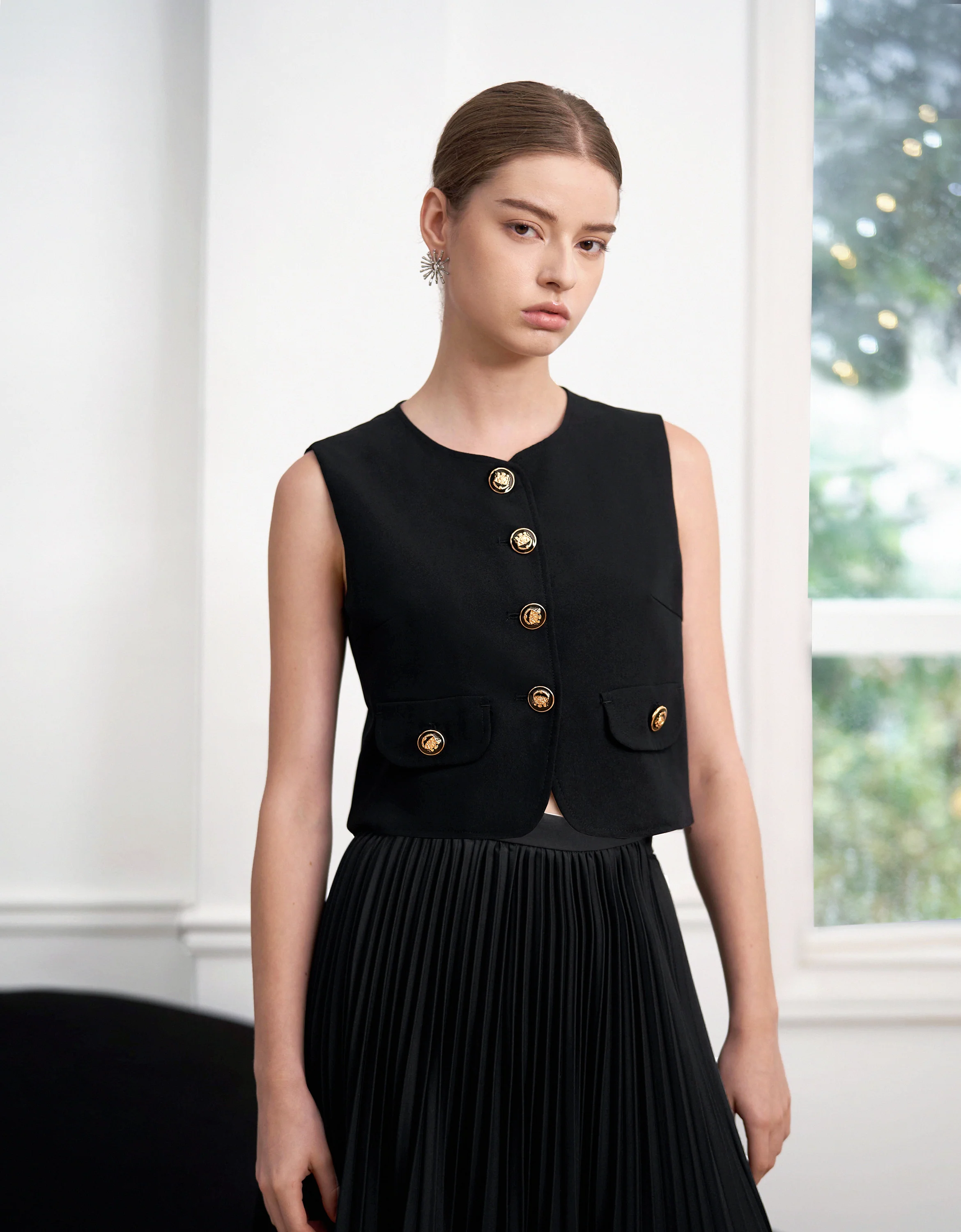 Button Front Sleeveless Crop Top - Image 2