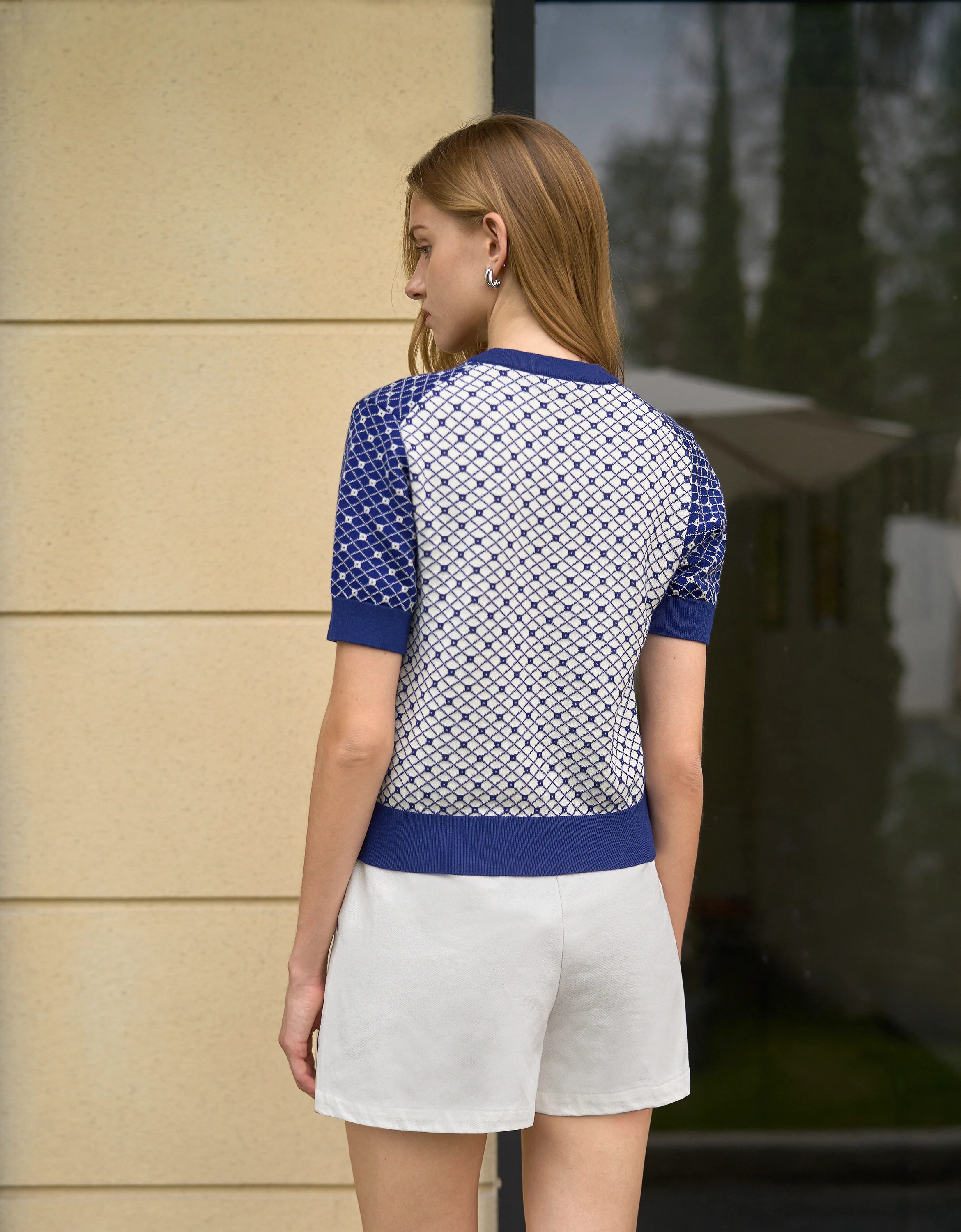 Colorblock Diamond Pattern V-neck Top - Image 3