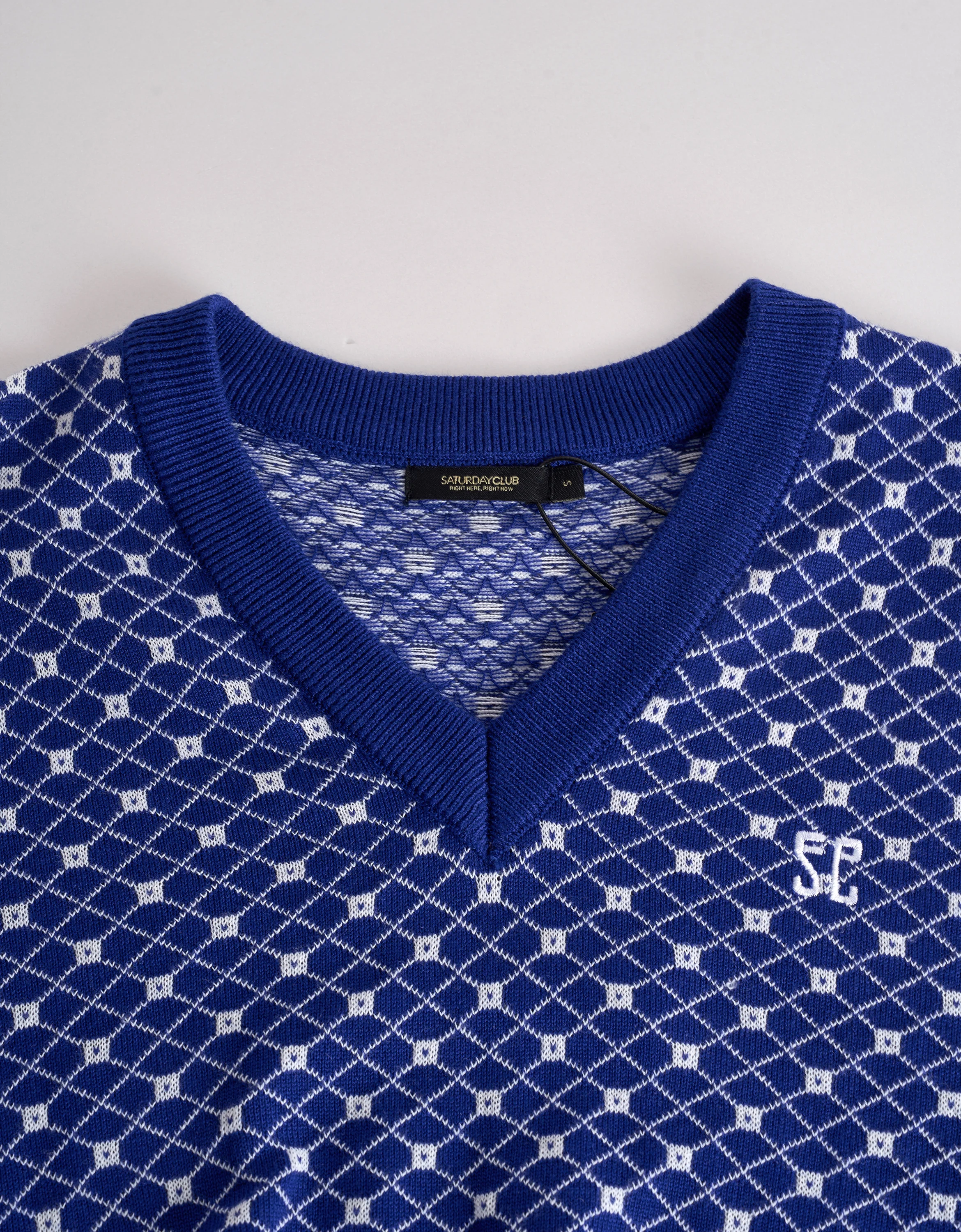 Colorblock Diamond Pattern V-neck Top - Image 6