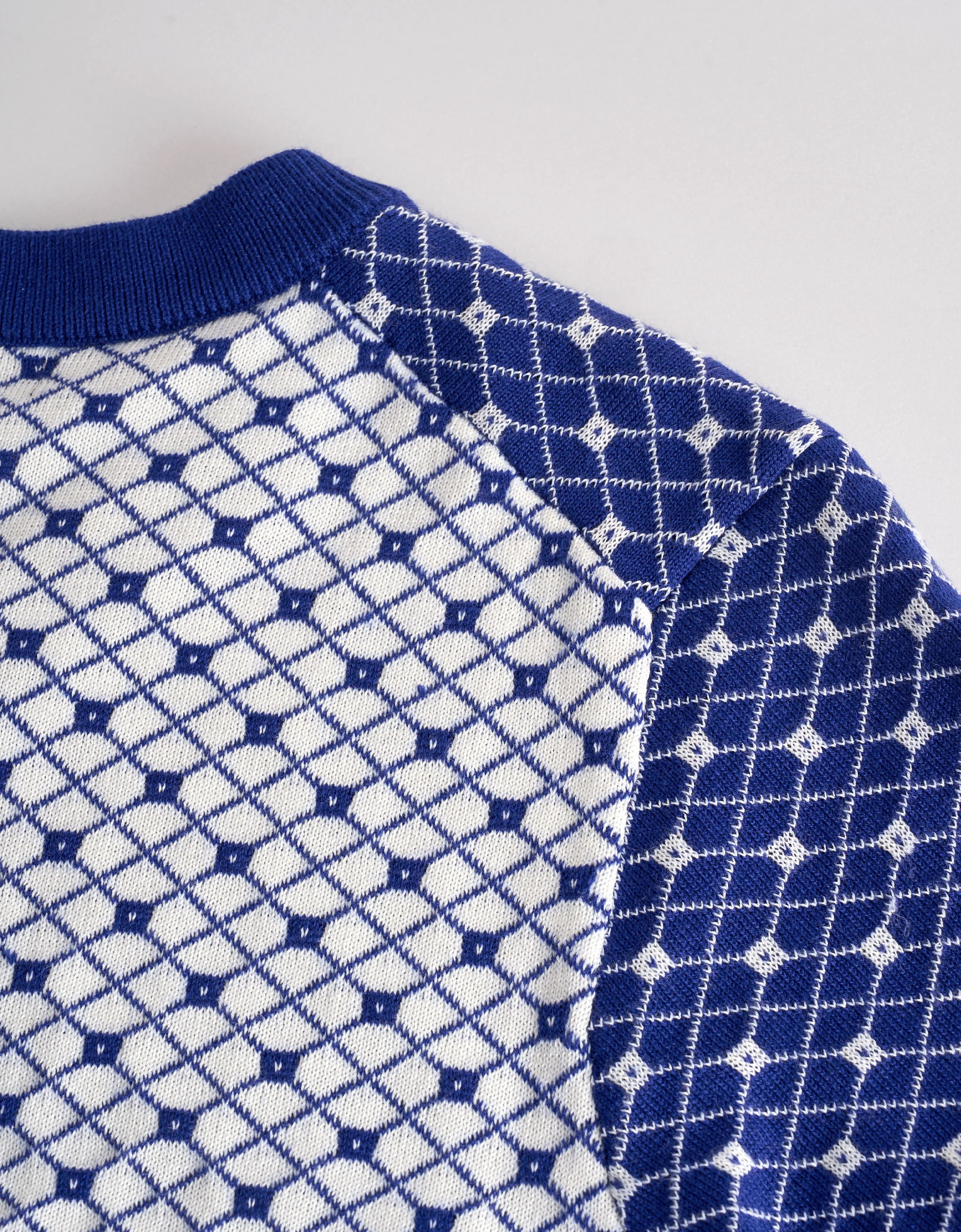 Colorblock Diamond Pattern V-neck Top - Image 7