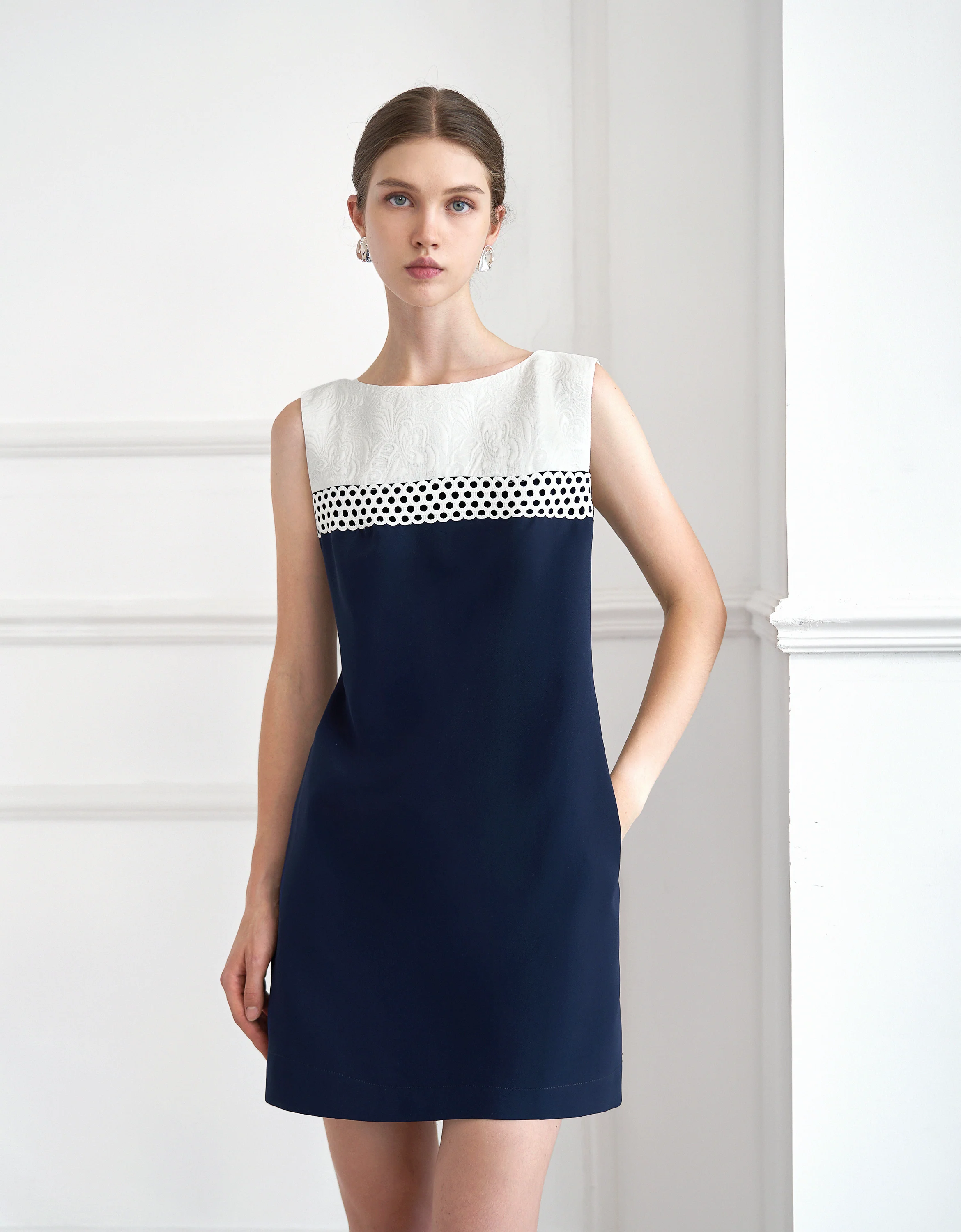 Colorblock Hollow Lace Detail Sleeveless Dress - Image 2