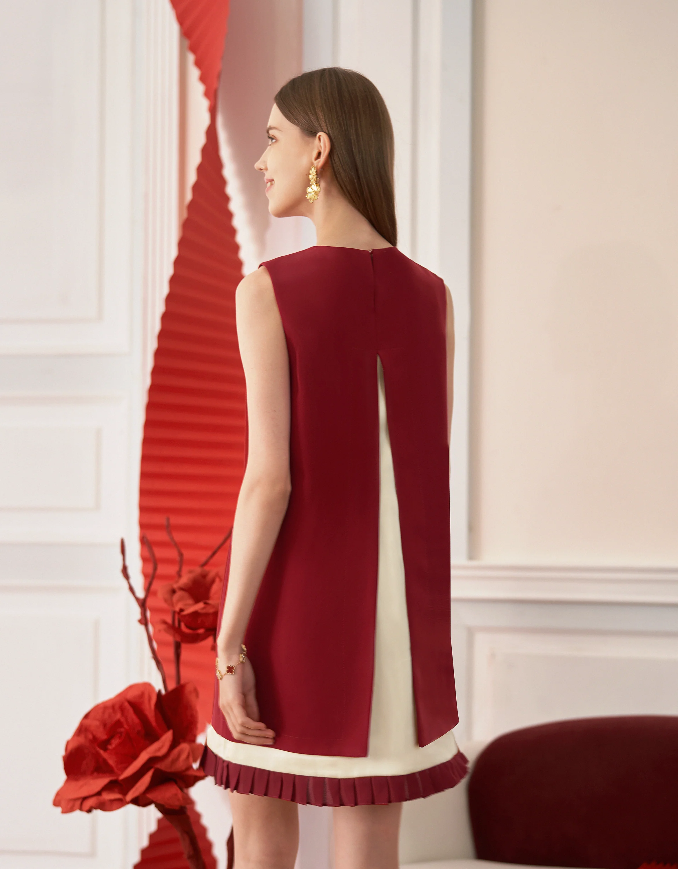 Contrast Back Panel Pleated Hem Sleeveless Dress - Image 3