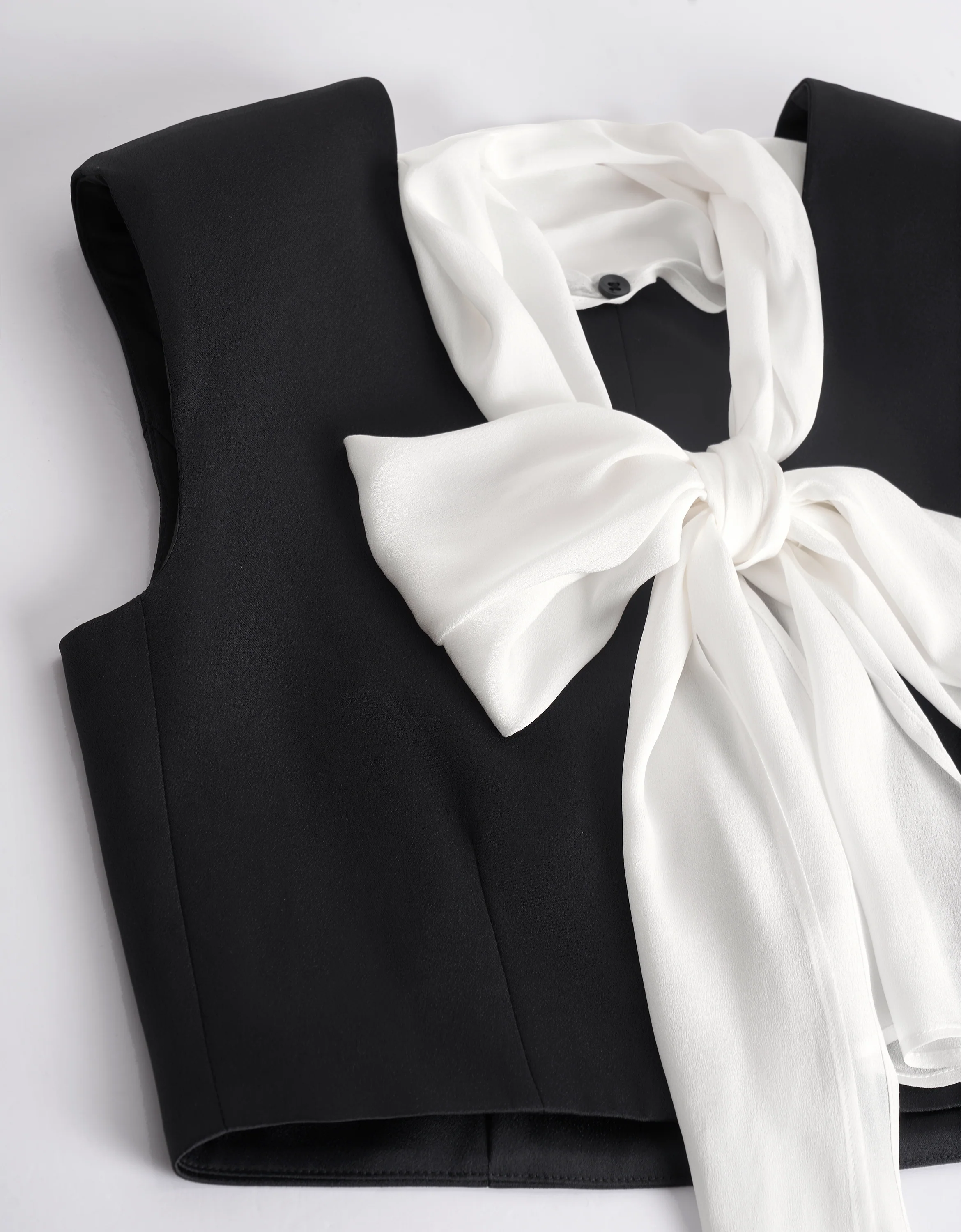 Contrast Bow Tie Sleeveless Cropped Top - Image 11