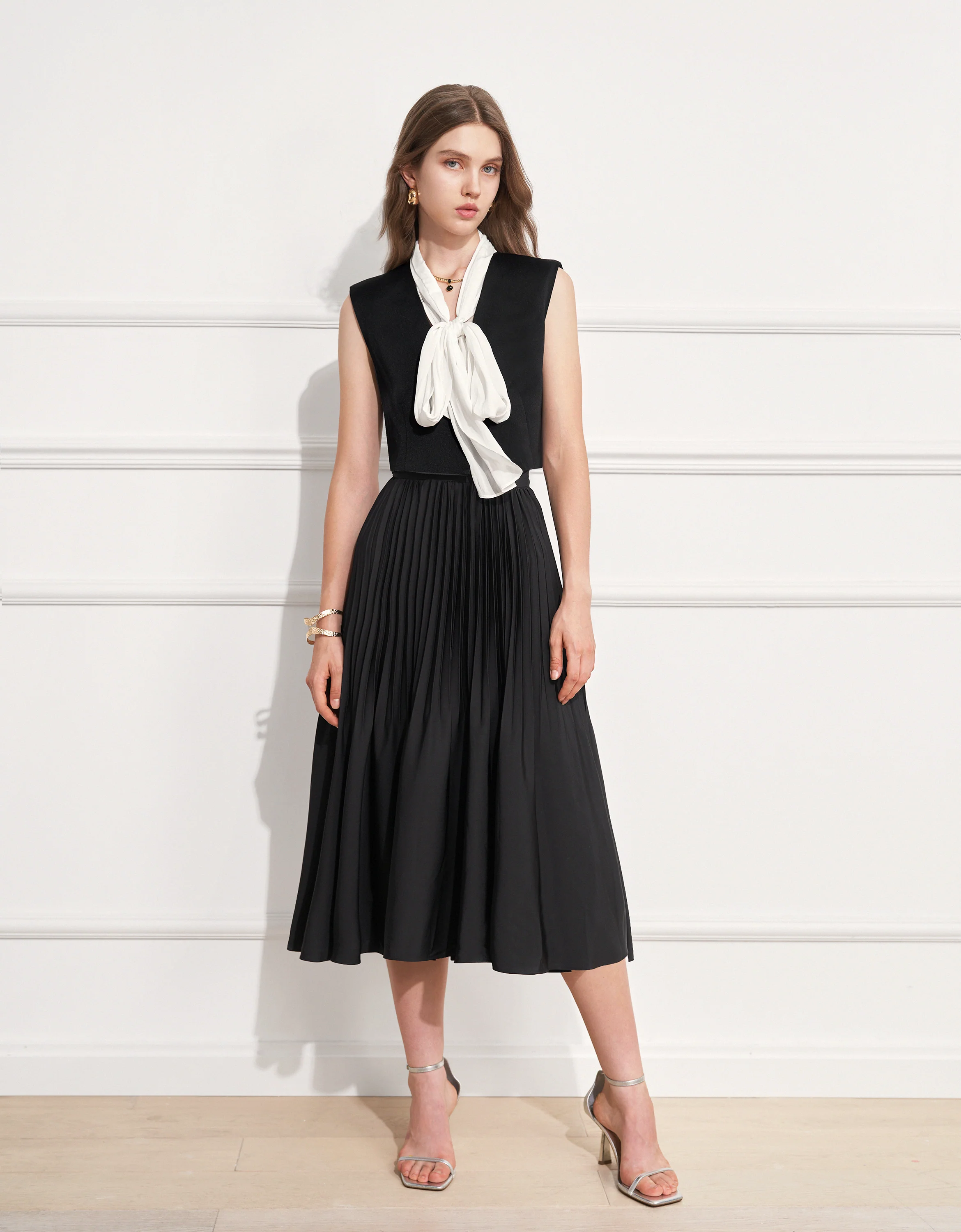 Contrast Bow Tie Sleeveless Cropped Top - Image 3