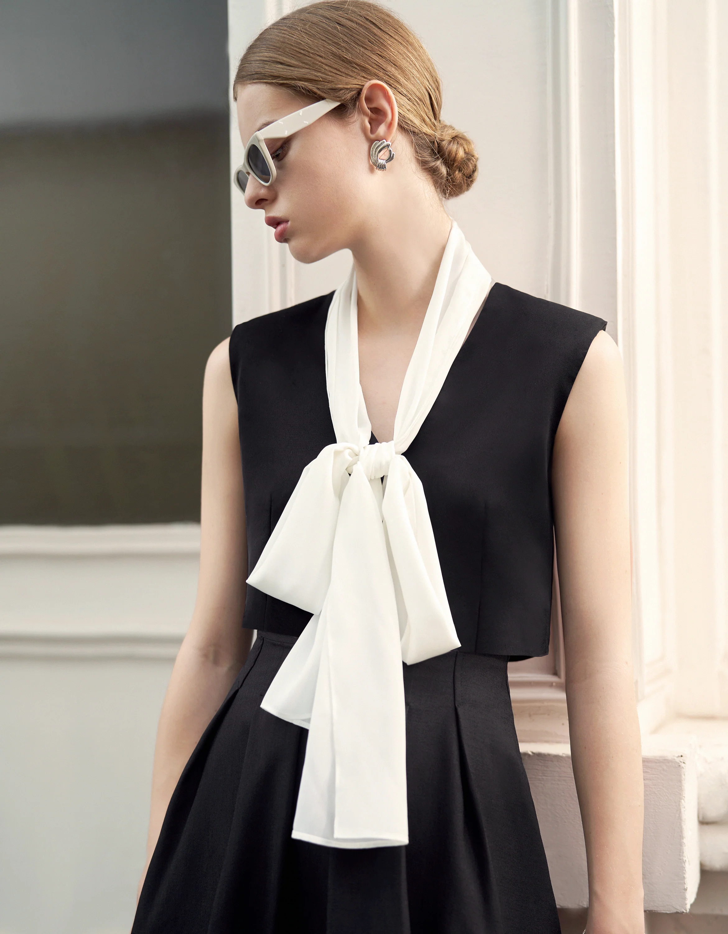 Contrast Bow Tie Sleeveless Cropped Top - Image 4