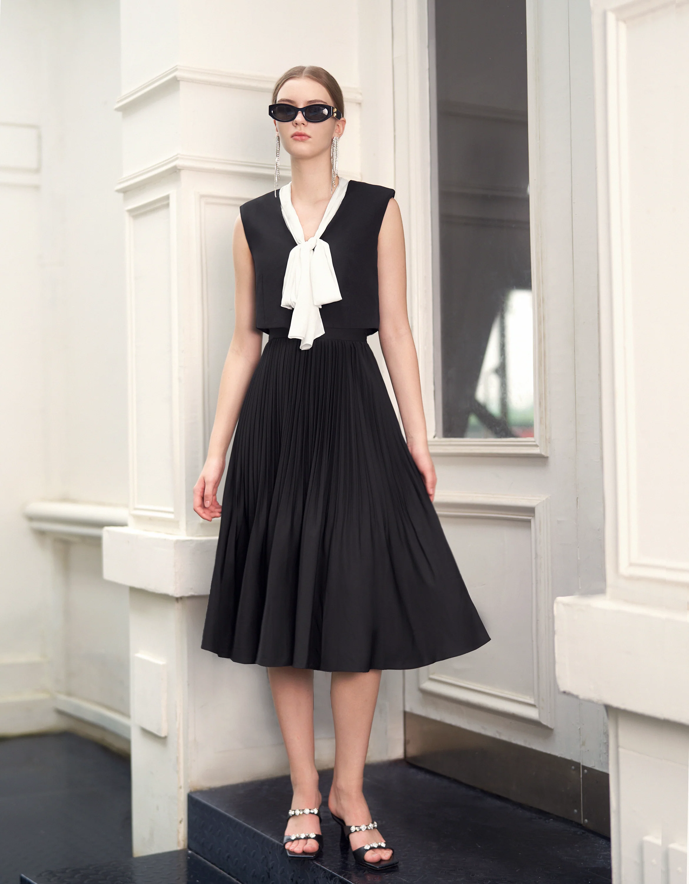 Contrast Bow Tie Sleeveless Cropped Top - Image 9