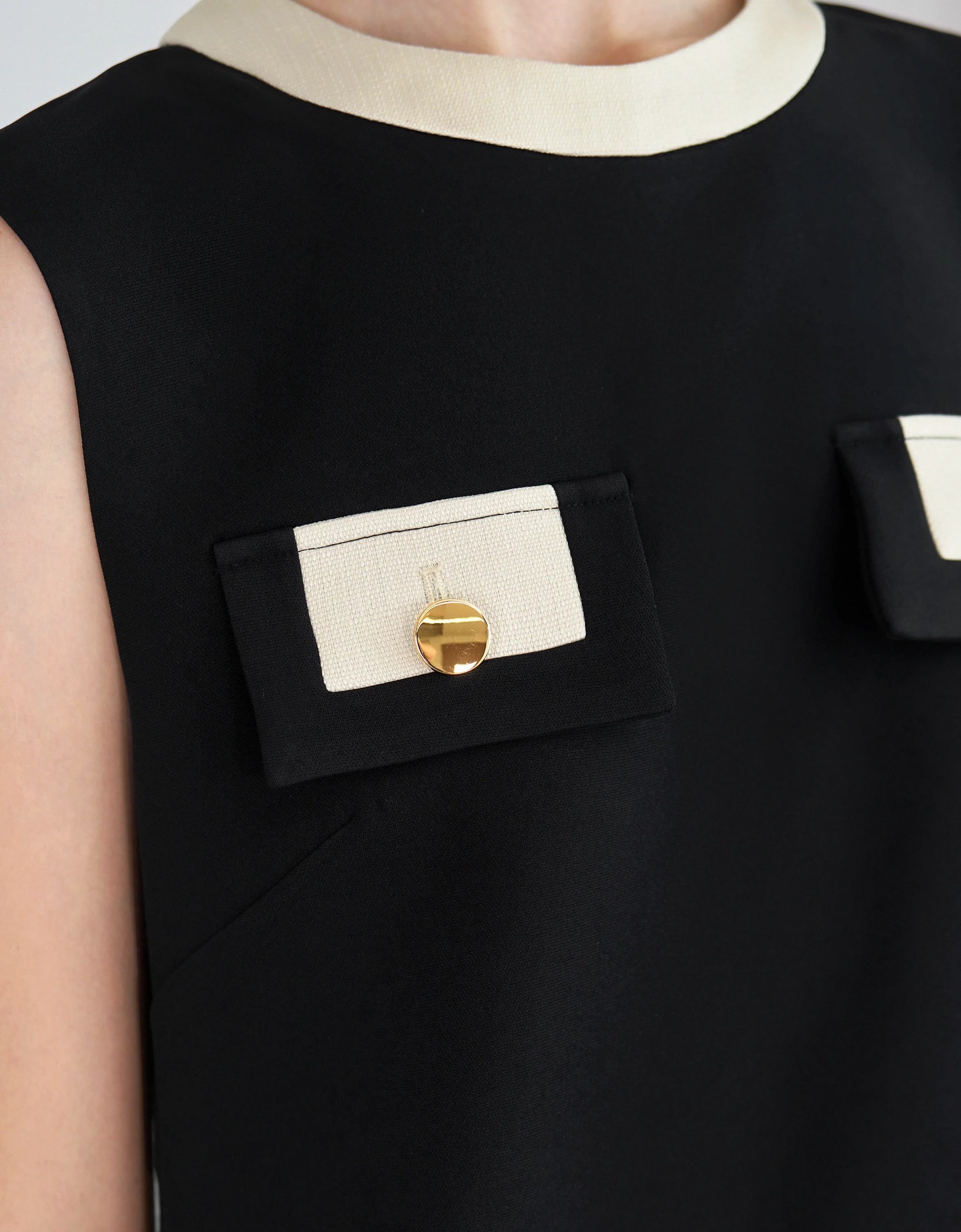 Contrast Detail Round Neck Sleeveless Dress - Image 5