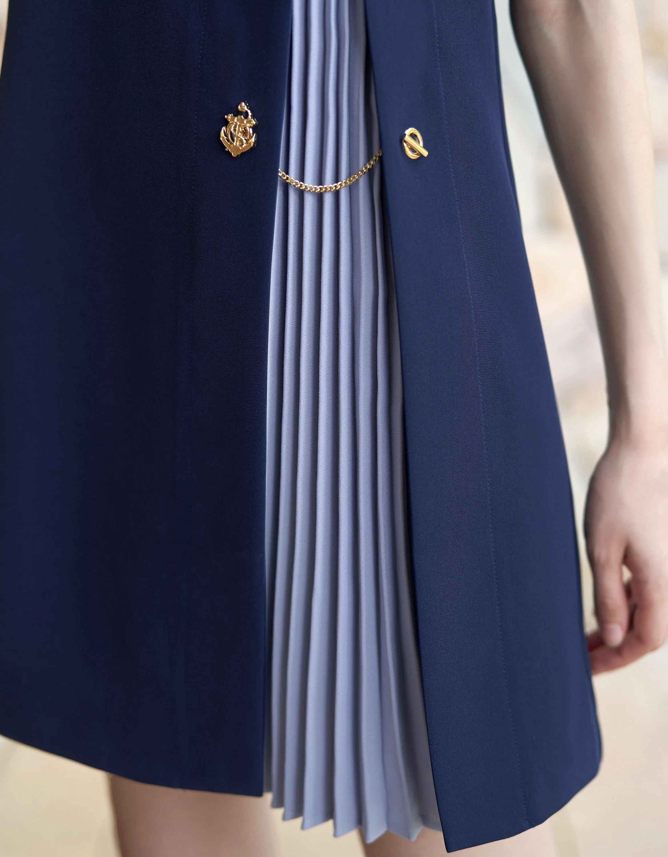Contrast Pleated Panel Short Sleeve Dress - Image 5