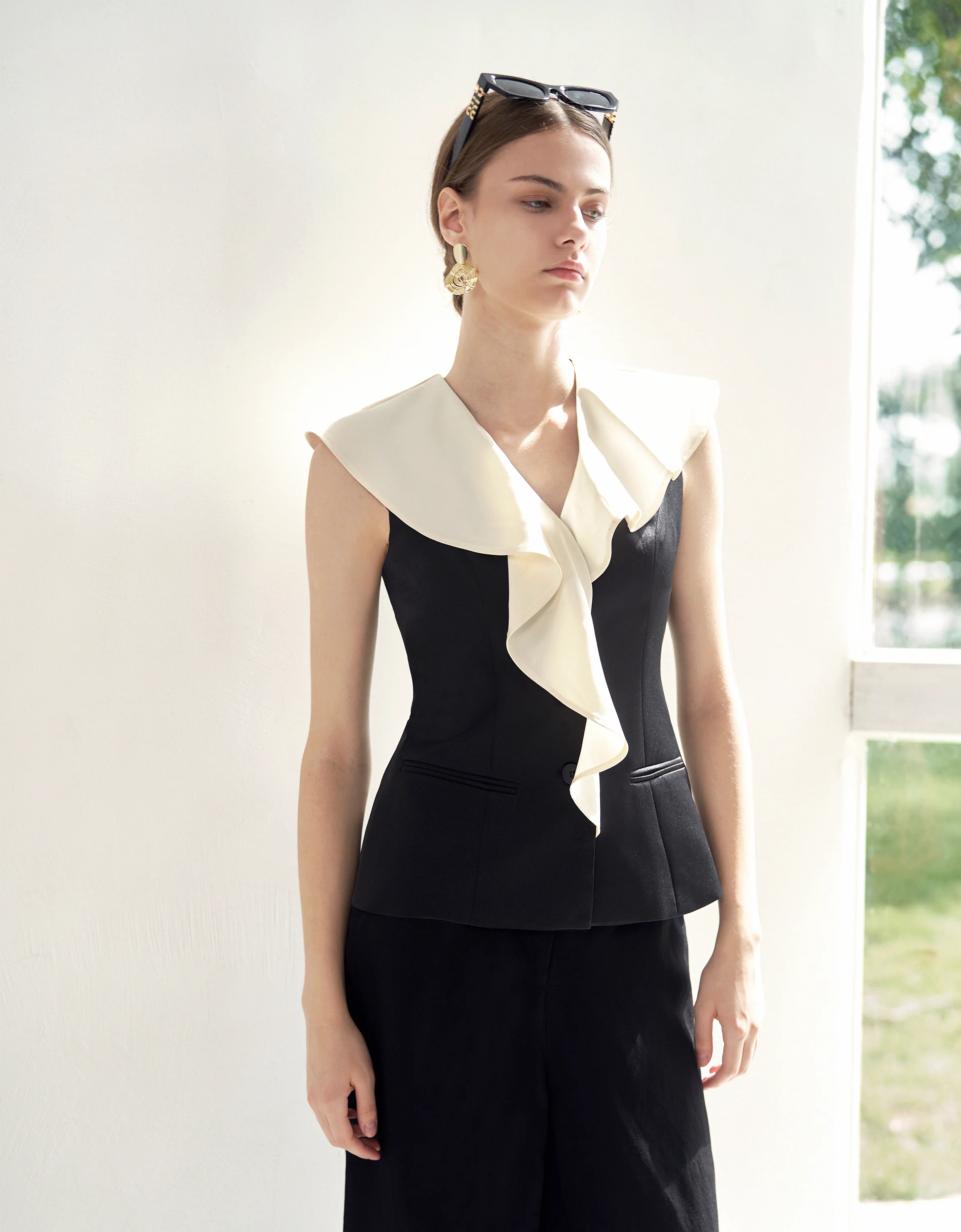 Contrast Ruffled V-neck Sleeveless Top - Image 2