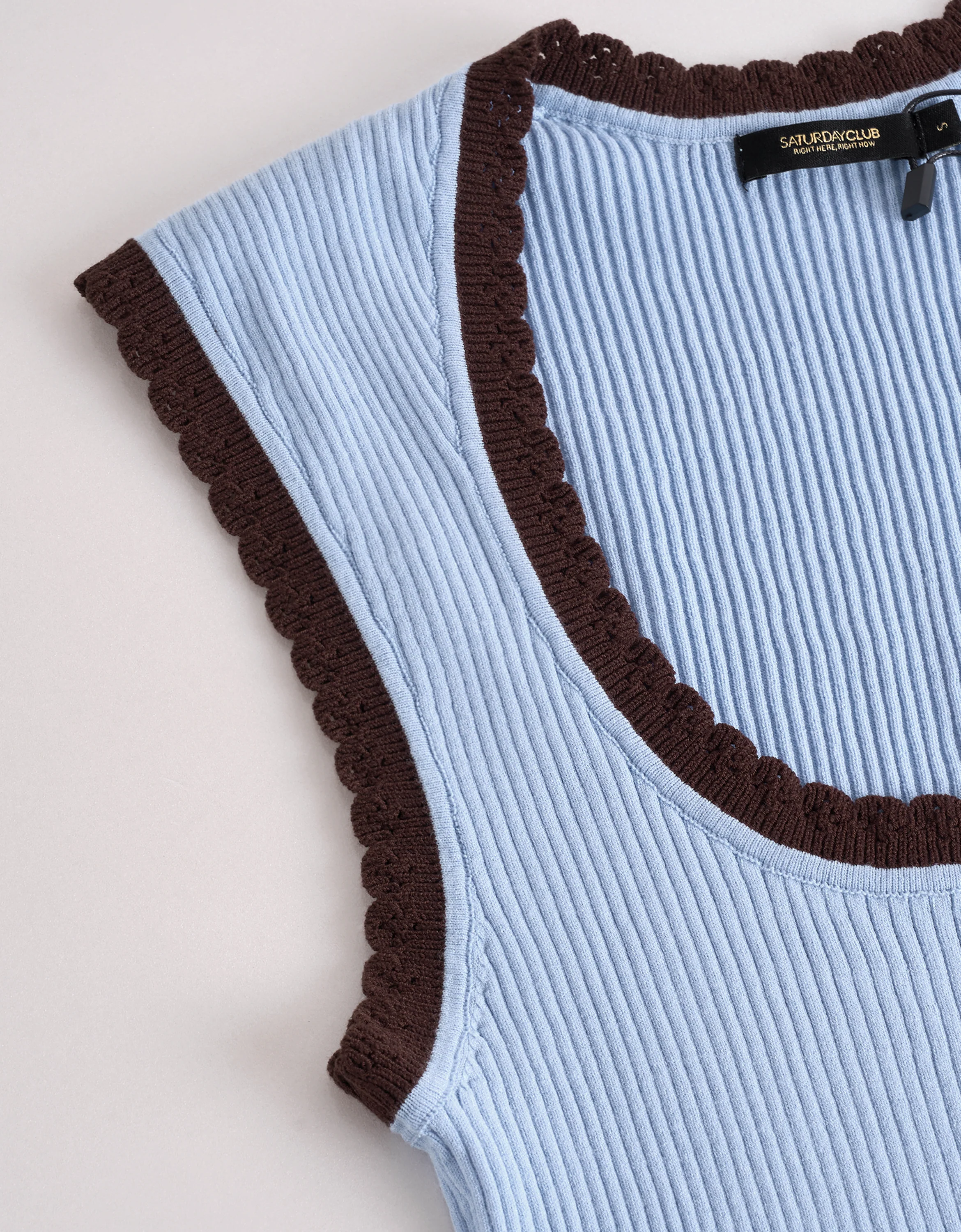 Contrast Trims U-neck Sleeveless Knit Top - Image 7