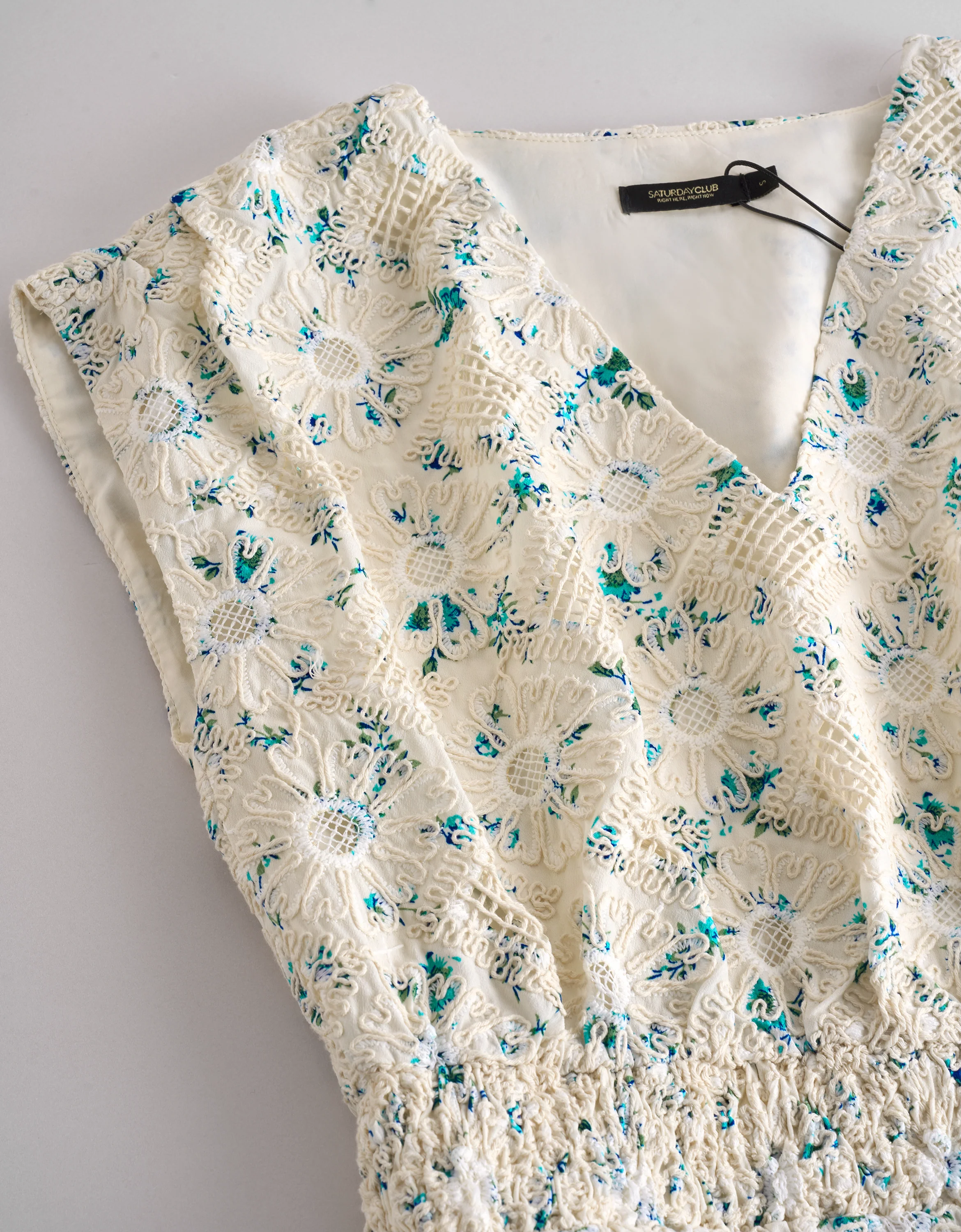 Floral Embroidery V-neck Sleeveless Dress - Image 5