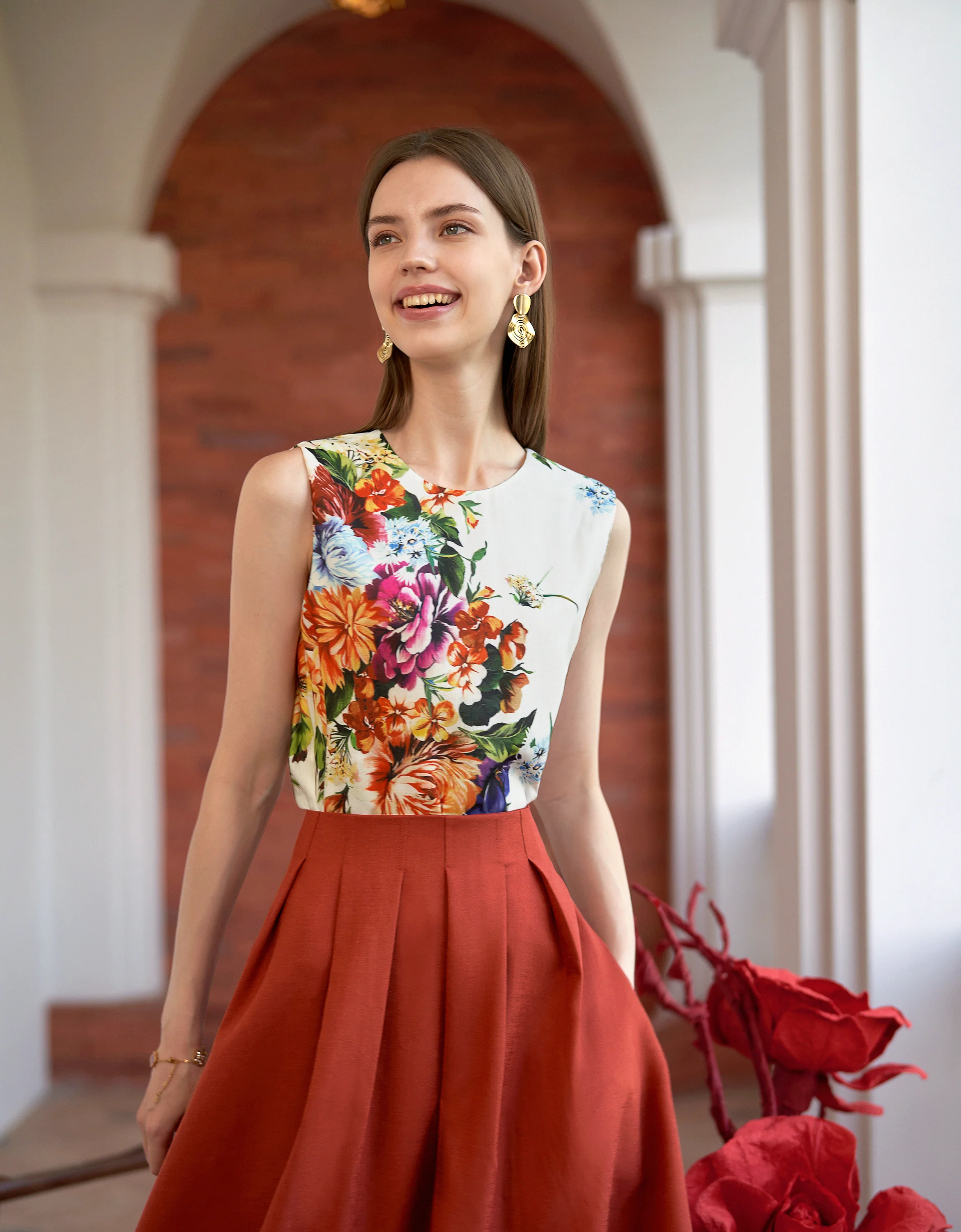 Floral Print Round Neck Sleeveless Top - Image 3