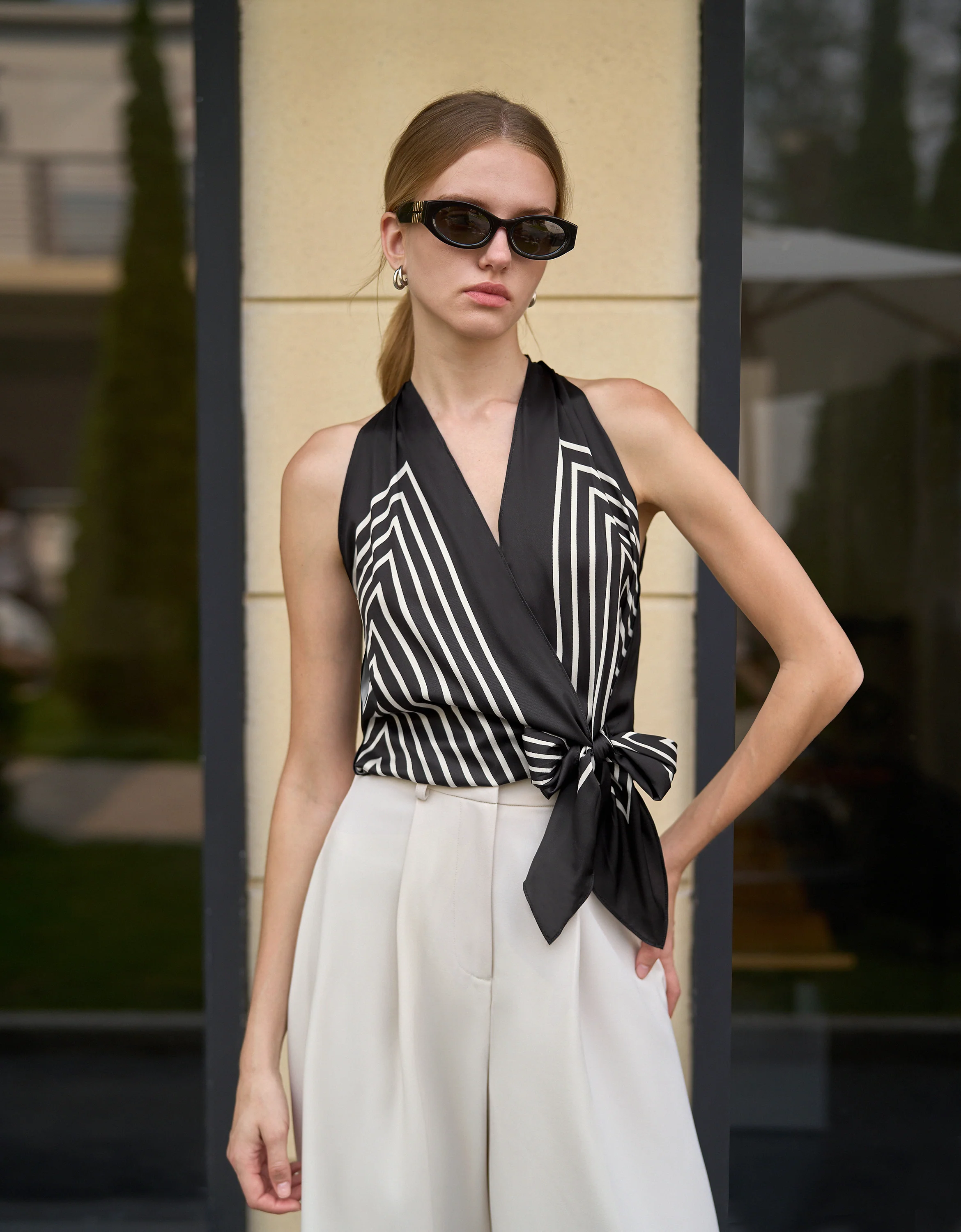 Geometric Print Sleeveless Tie-up Top