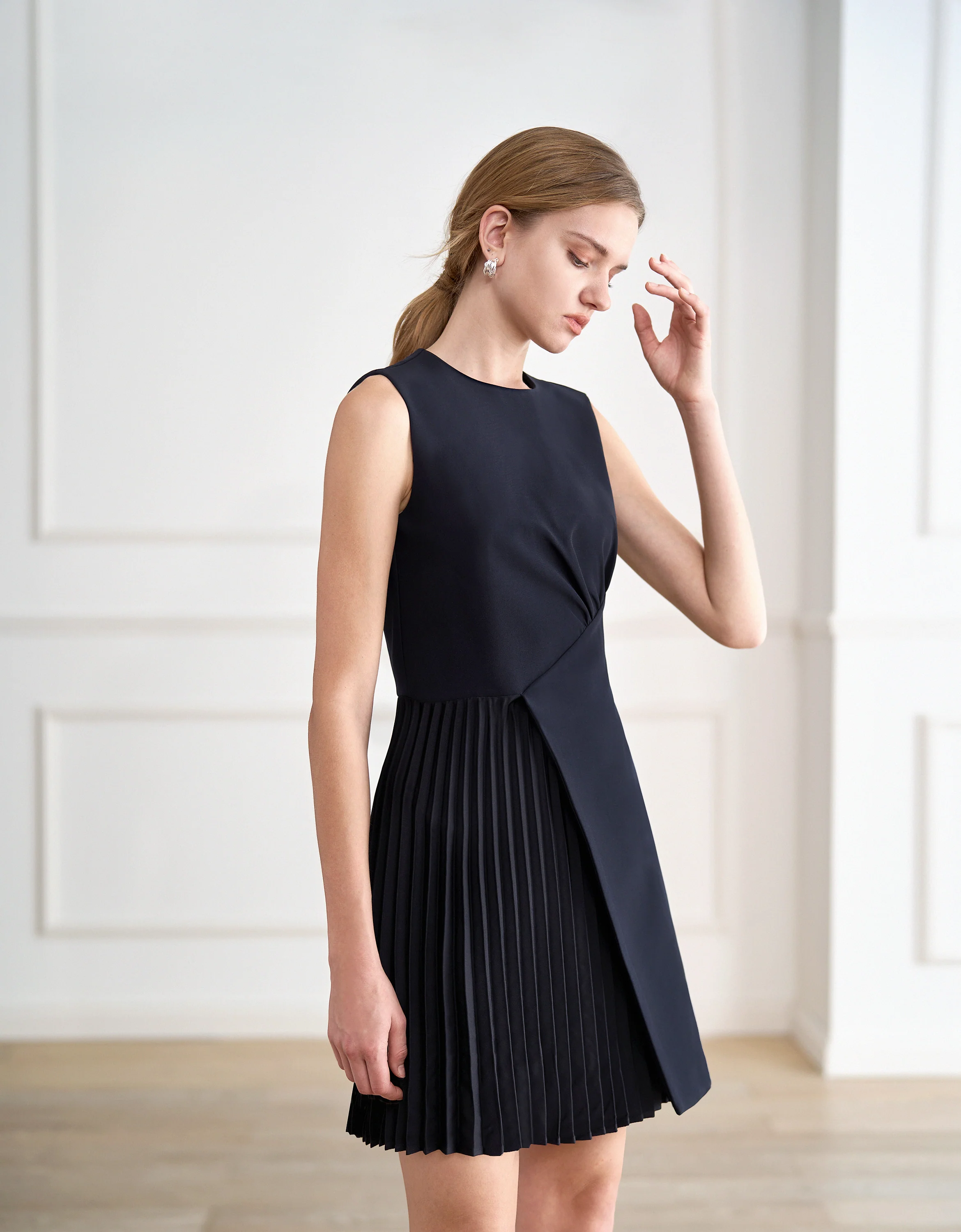 Round Neck Sleeveless Asymmetric Pleated Dress - Image 11