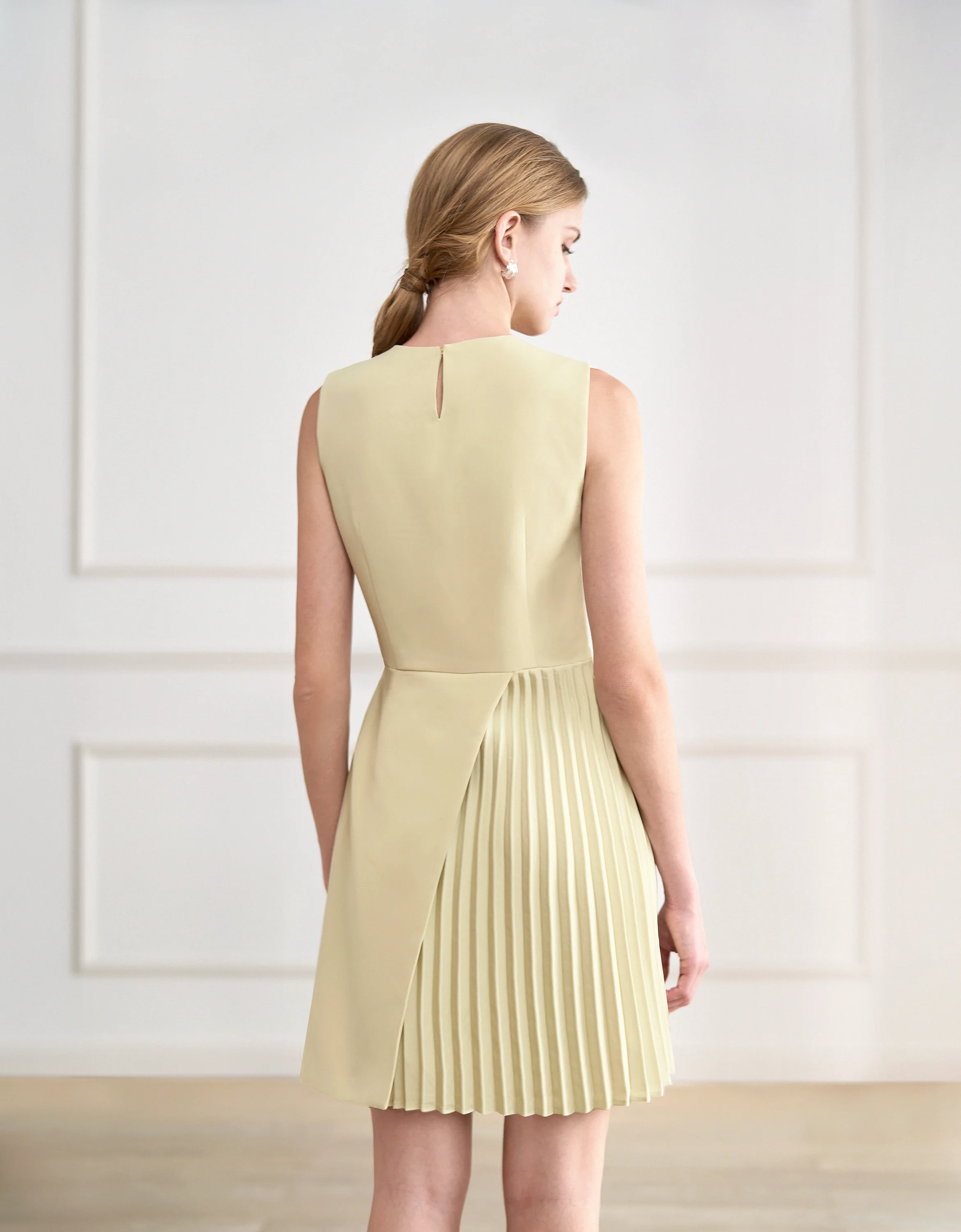 Round Neck Sleeveless Asymmetric Pleated Dress - Image 2