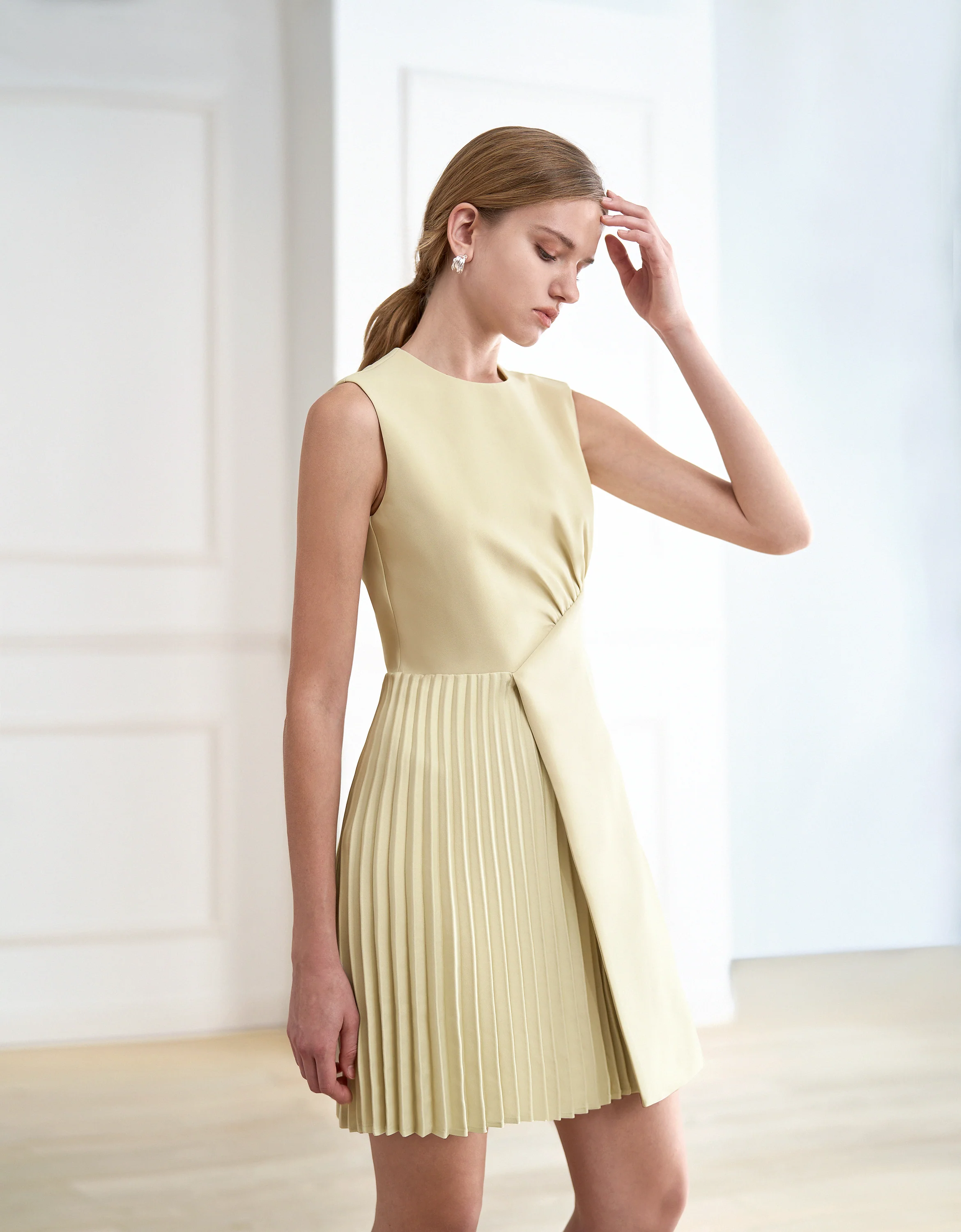 Round Neck Sleeveless Asymmetric Pleated Dress - Image 3