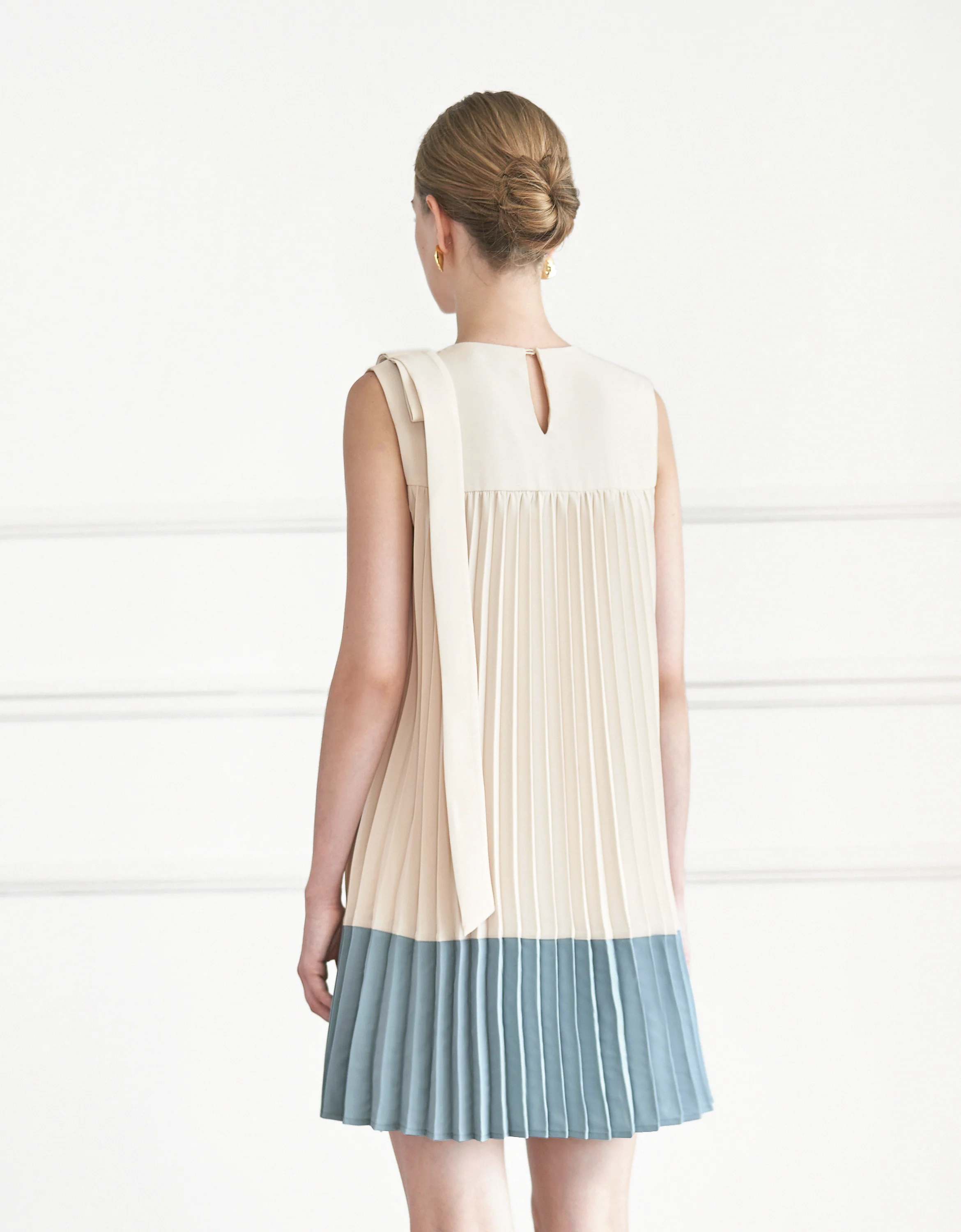 Shoulder Bow Contrast Hem Pleated Dress - Image 4