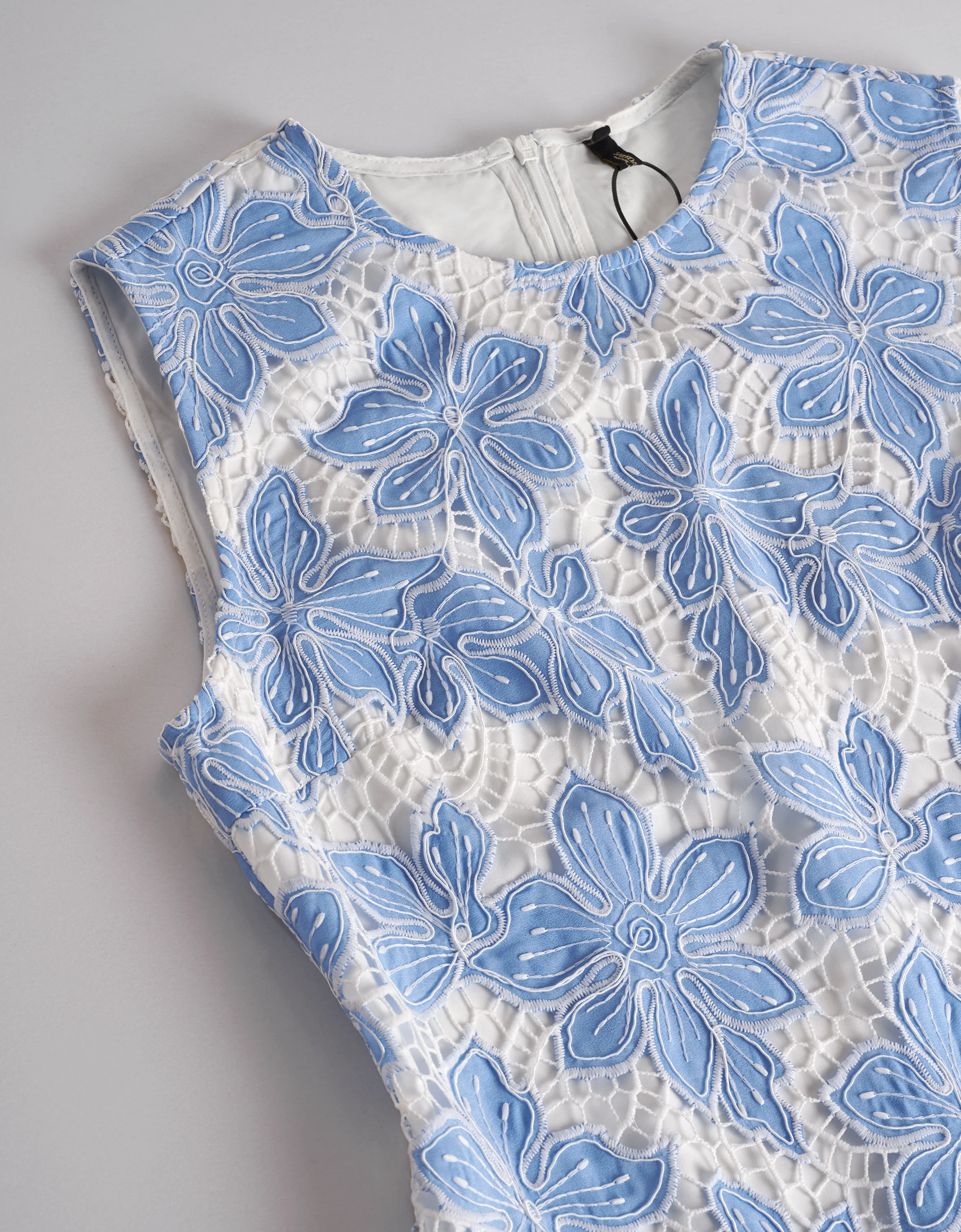 Two-tone Cutwork Embroidery Pleated Hem Dress - Image 5