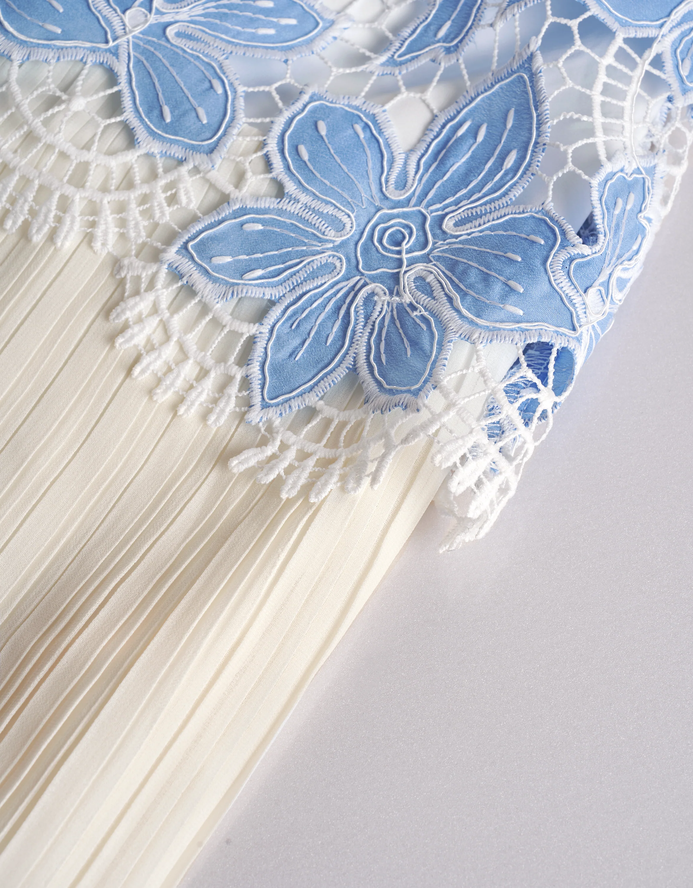 Two-tone Cutwork Embroidery Pleated Hem Dress - Image 6