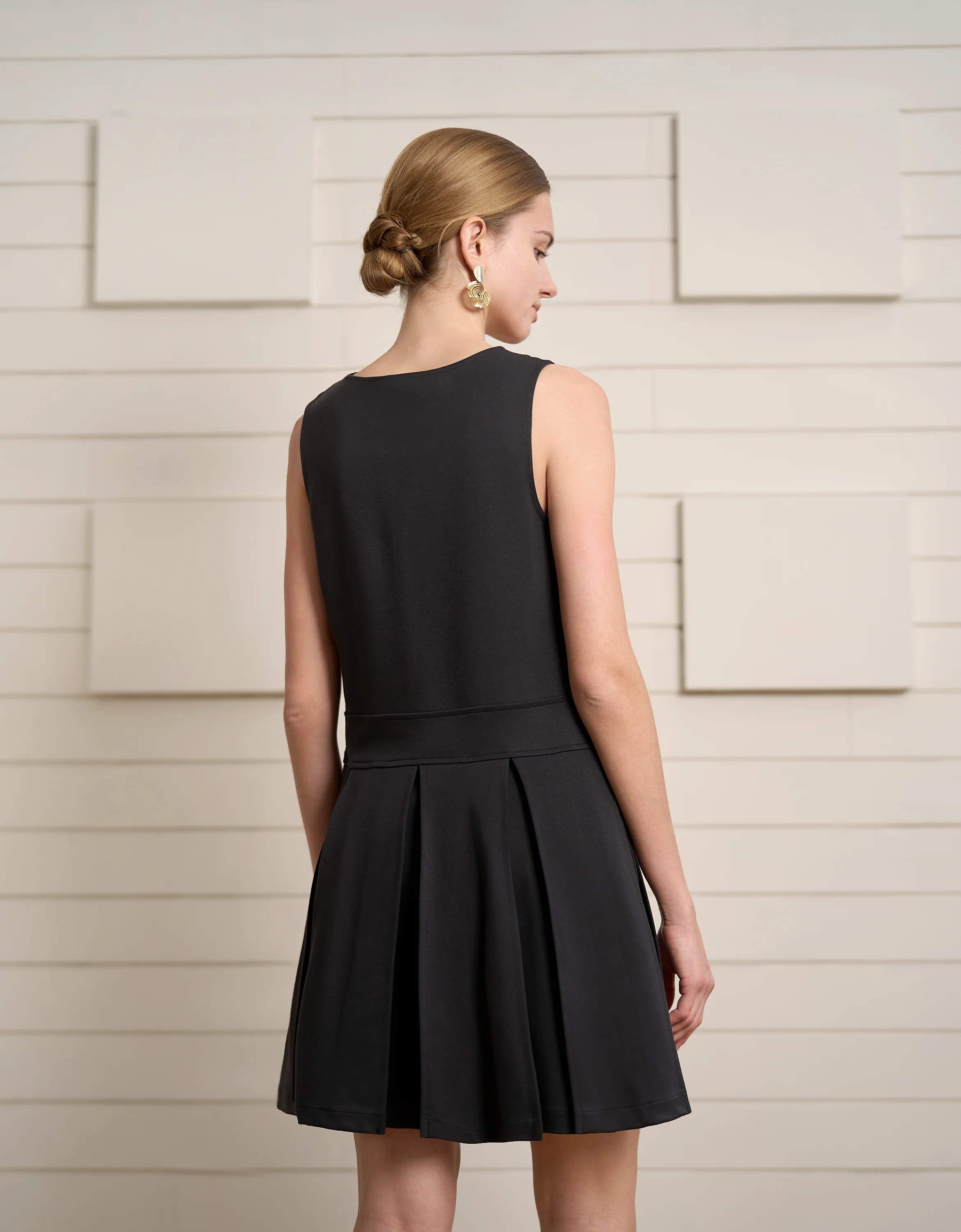 U-neck Sleeveless Pleated Dress - Image 3