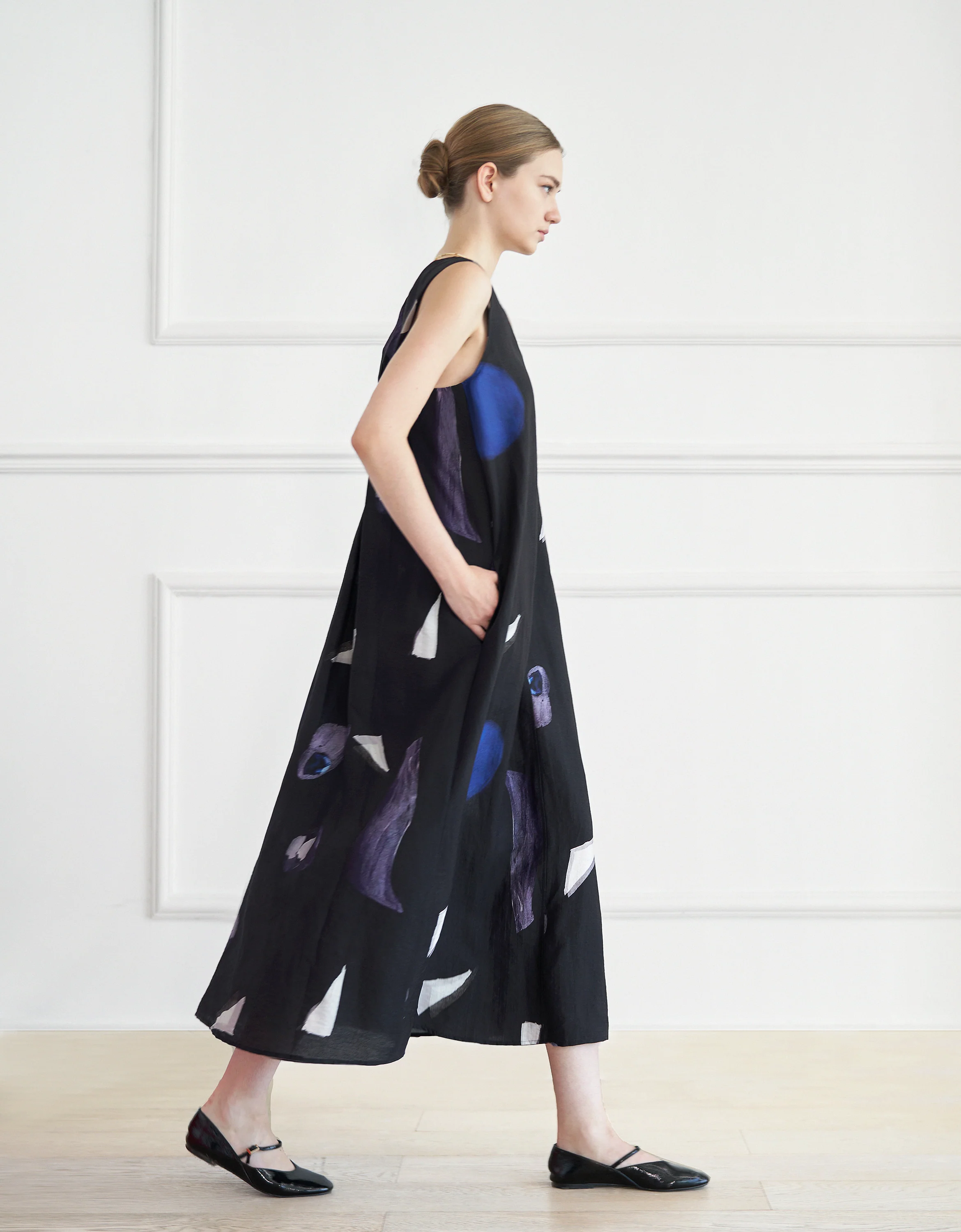 V-neck Art Print Sleeveless Dress - Image 3